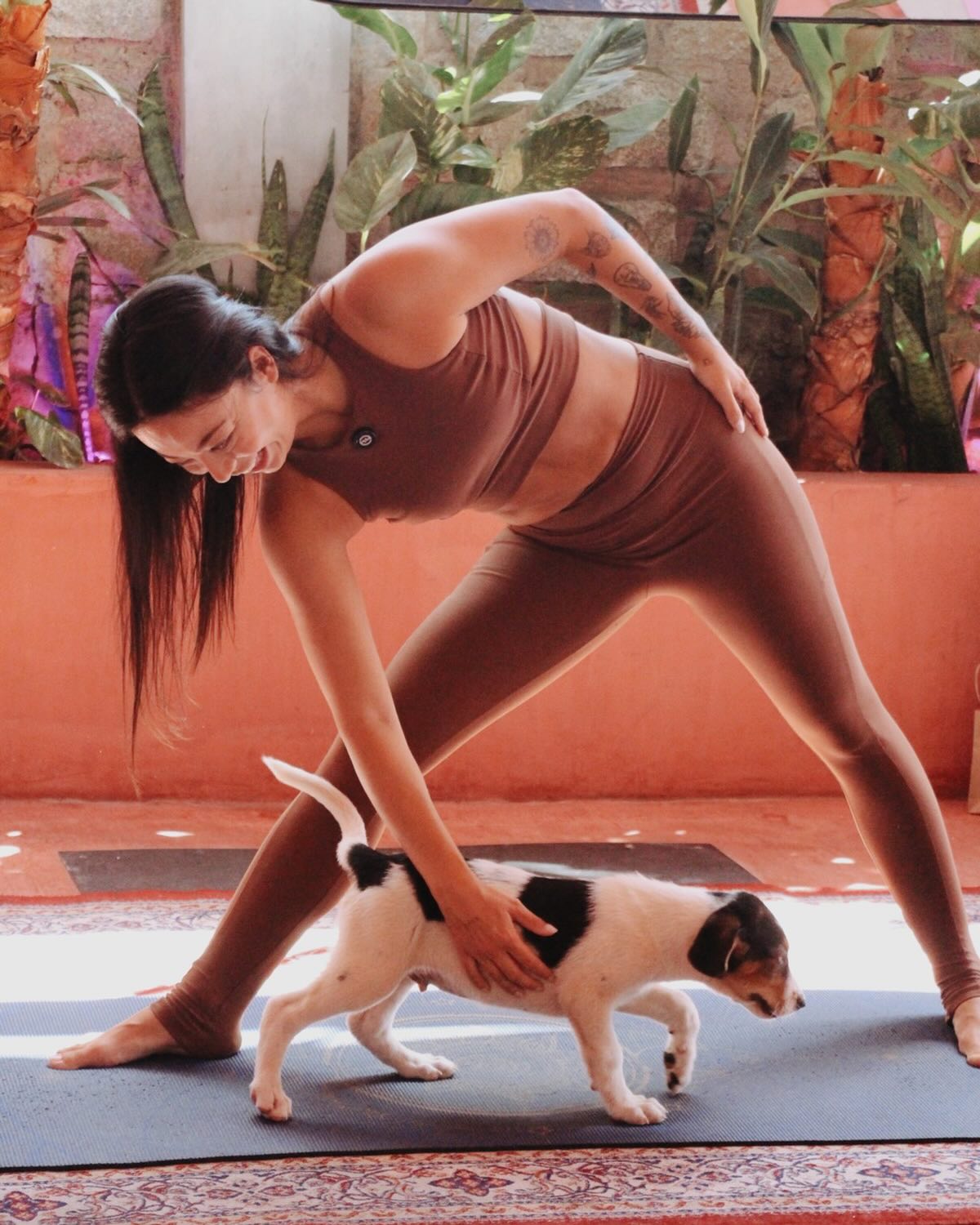 modelo usando roupa loomi de alta compressao na aula de yoga