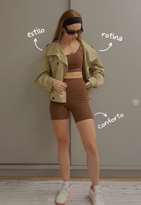 modelo usa top alca e short coffe de alta compressao