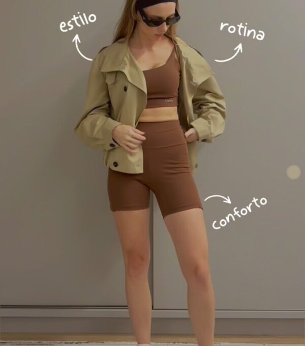 modelo usa top alca e short coffe de alta compressao